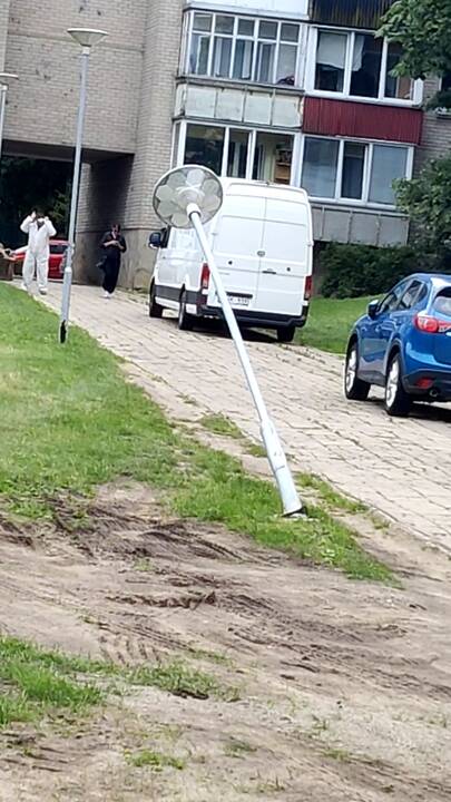 Priekaištai: Debreceno gatvėje gyvenantys klaipėdiečiai pašiurpo dėl statybininkų darbo kultūros – sunkiasvorė technika išvertė apšvietimo stulpą, išvažinėjo naujai pasėtą veją.