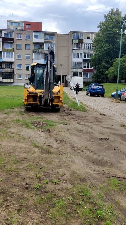 Priekaištai: Debreceno gatvėje gyvenantys klaipėdiečiai pašiurpo dėl statybininkų darbo kultūros – sunkiasvorė technika išvertė apšvietimo stulpą, išvažinėjo naujai pasėtą veją.