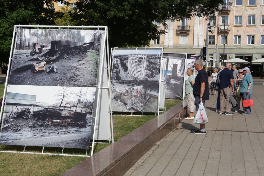 Ekspozicijos: Ukrainos nepriklausomybės dienos išvakarėse, Lietuvai minint Baltijos kelio 33-iąsias metines, Klaipėdos Atgimimo aikštėje surengtos dvi parodos – ta pačia laisvės tema.