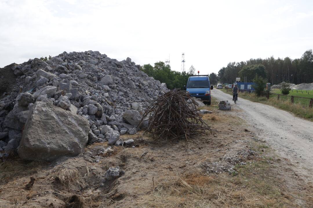 Sparta: tvarkomame plote praeiviai mato susmulkinto betono kalnus ir metalo armatūras.