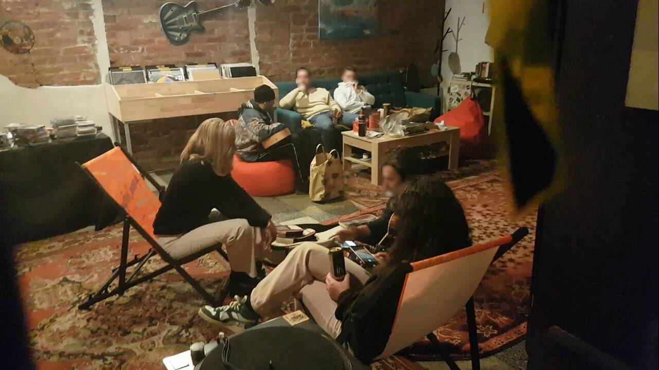 Skundas: kaimynai negali miegoti dėl vinilinių plokštelių parduotuvėje ir rūsyje keliamo triukšmo.