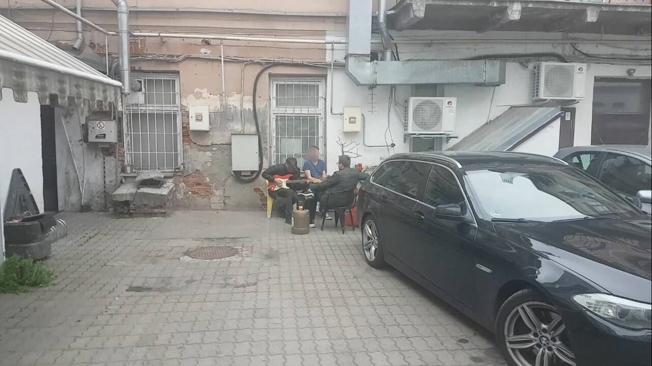 Skundas: kaimynai negali miegoti dėl vinilinių plokštelių parduotuvėje ir rūsyje keliamo triukšmo.