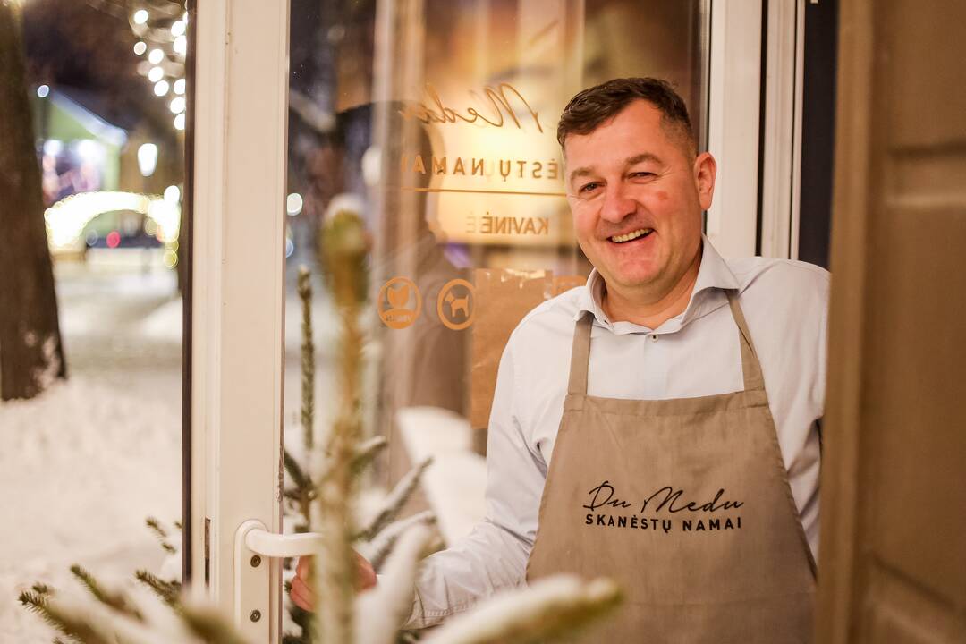 Oazė: „Mūsų skanėstai gimsta iš meilės gamtai ir pagarbos žmogui“, – sako kavinės „Du Medu“ savininkas V. Račickas, įgyvendinęs svajonę ir sukūręs Kauno senamiestyje ypatingą desertinę.