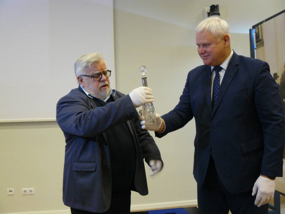 Įvyko: dovaną oficialiai Mažosios Lietuvos istorijos muziejaus direktoriui J. Geniui (kairėje) perdavė V. Grubliauskas.
