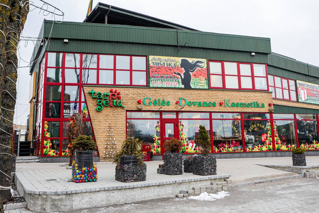 „Lietuviai mėgsta orchidėjas. Šios egzotiškos nuostabaus grožio gėlės paprastai dovanojamos mylimiausiems žmonėms“, – sako salono „Tarp gėlių“ komercijos vadovas A. Gaidys. 