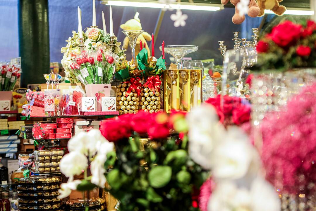 „Lietuviai mėgsta orchidėjas. Šios egzotiškos nuostabaus grožio gėlės paprastai dovanojamos mylimiausiems žmonėms“, – sako salono „Tarp gėlių“ komercijos vadovas A. Gaidys. 