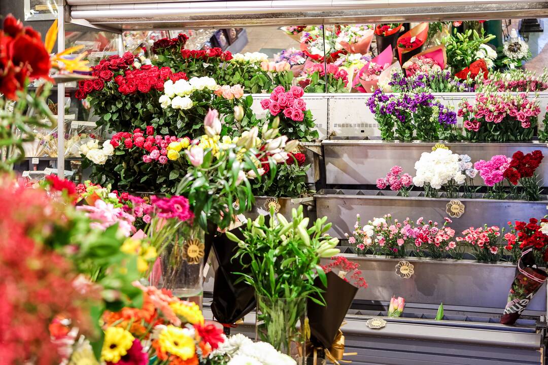 „Lietuviai mėgsta orchidėjas. Šios egzotiškos nuostabaus grožio gėlės paprastai dovanojamos mylimiausiems žmonėms“, – sako salono „Tarp gėlių“ komercijos vadovas A. Gaidys. 