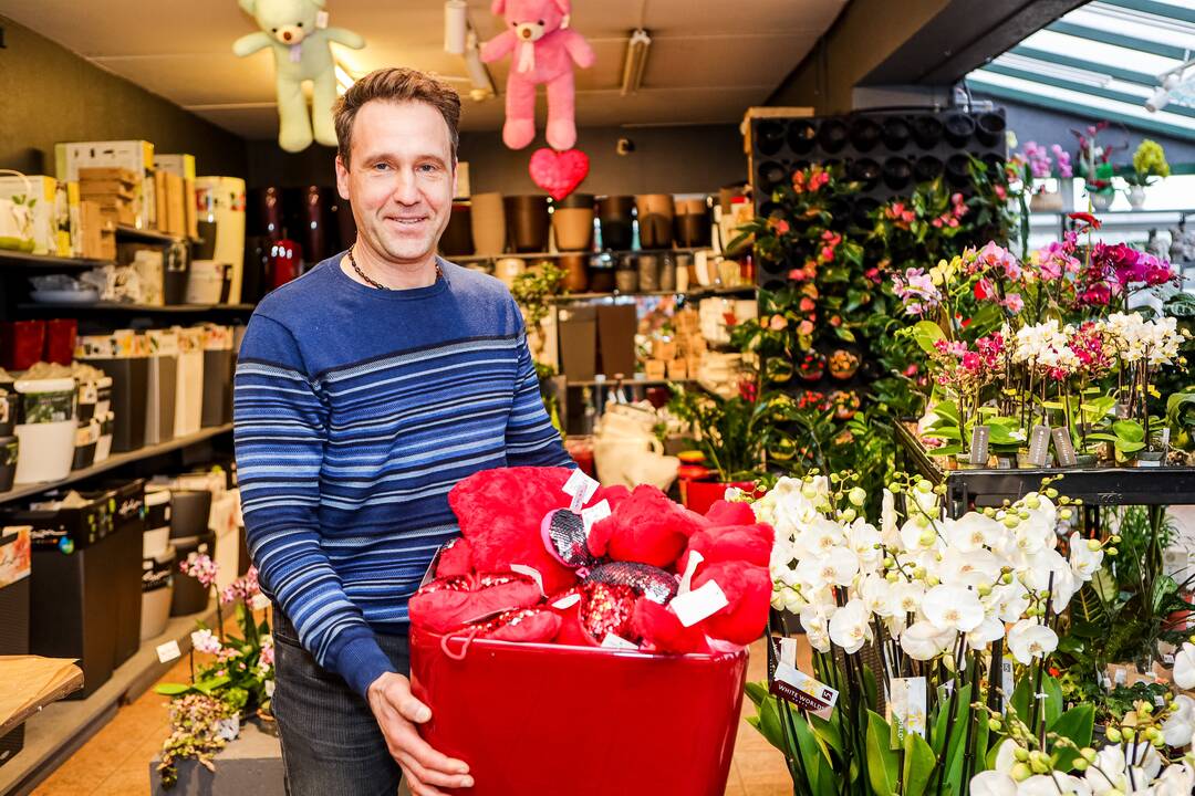 „Lietuviai mėgsta orchidėjas. Šios egzotiškos nuostabaus grožio gėlės paprastai dovanojamos mylimiausiems žmonėms“, – sako salono „Tarp gėlių“ komercijos vadovas A. Gaidys. 