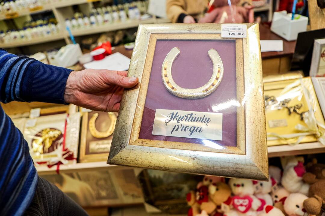 „Lietuviai mėgsta orchidėjas. Šios egzotiškos nuostabaus grožio gėlės paprastai dovanojamos mylimiausiems žmonėms“, – sako salono „Tarp gėlių“ komercijos vadovas A. Gaidys. 