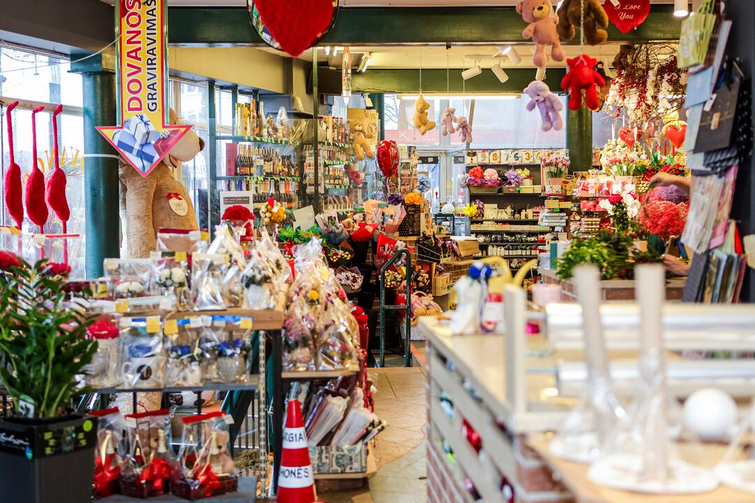 „Lietuviai mėgsta orchidėjas. Šios egzotiškos nuostabaus grožio gėlės paprastai dovanojamos mylimiausiems žmonėms“, – sako salono „Tarp gėlių“ komercijos vadovas A. Gaidys. 
