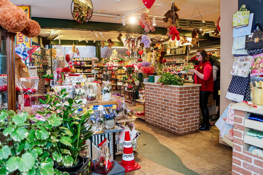 „Lietuviai mėgsta orchidėjas. Šios egzotiškos nuostabaus grožio gėlės paprastai dovanojamos mylimiausiems žmonėms“, – sako salono „Tarp gėlių“ komercijos vadovas A. Gaidys. 
