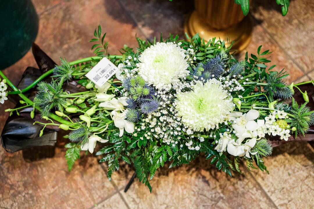 „Lietuviai mėgsta orchidėjas. Šios egzotiškos nuostabaus grožio gėlės paprastai dovanojamos mylimiausiems žmonėms“, – sako salono „Tarp gėlių“ komercijos vadovas A. Gaidys. 