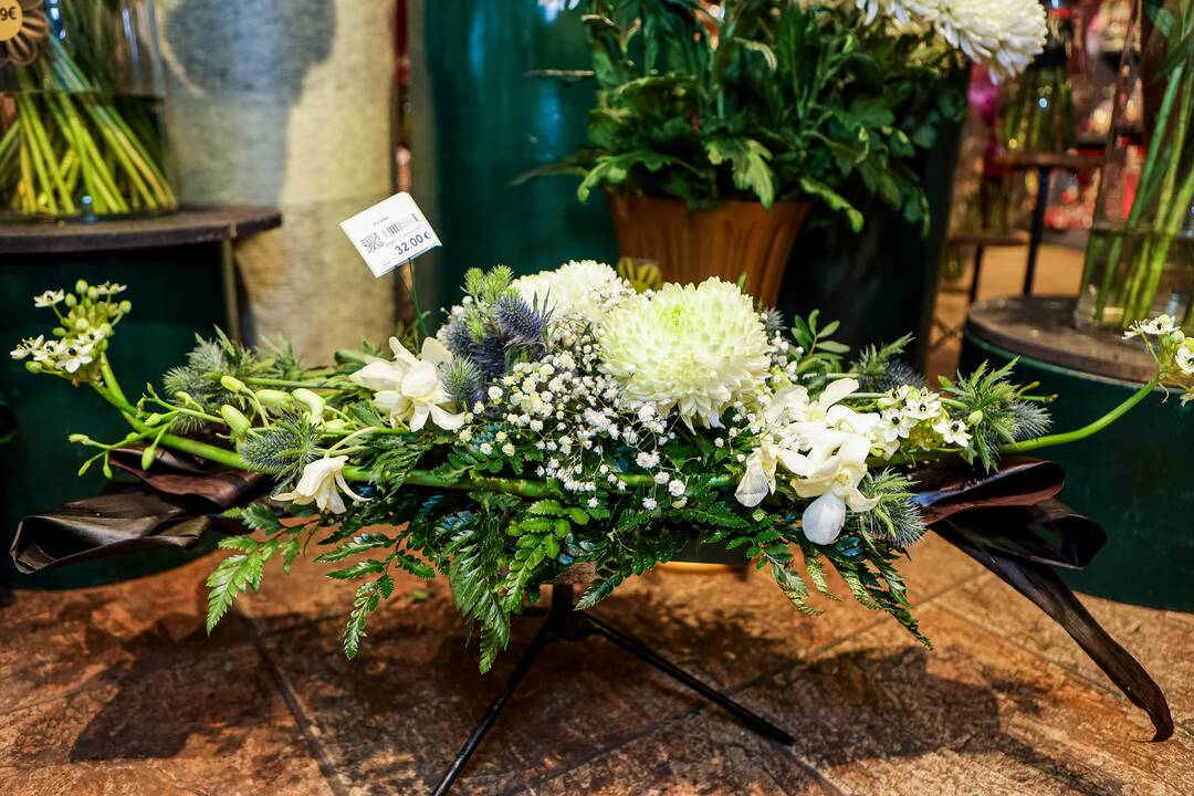 „Lietuviai mėgsta orchidėjas. Šios egzotiškos nuostabaus grožio gėlės paprastai dovanojamos mylimiausiems žmonėms“, – sako salono „Tarp gėlių“ komercijos vadovas A. Gaidys. 