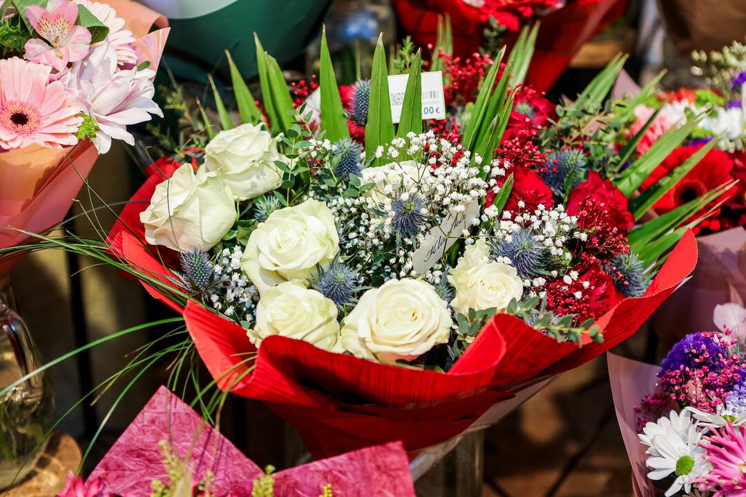 „Lietuviai mėgsta orchidėjas. Šios egzotiškos nuostabaus grožio gėlės paprastai dovanojamos mylimiausiems žmonėms“, – sako salono „Tarp gėlių“ komercijos vadovas A. Gaidys. 