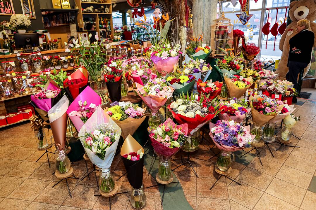 „Lietuviai mėgsta orchidėjas. Šios egzotiškos nuostabaus grožio gėlės paprastai dovanojamos mylimiausiems žmonėms“, – sako salono „Tarp gėlių“ komercijos vadovas A. Gaidys. 