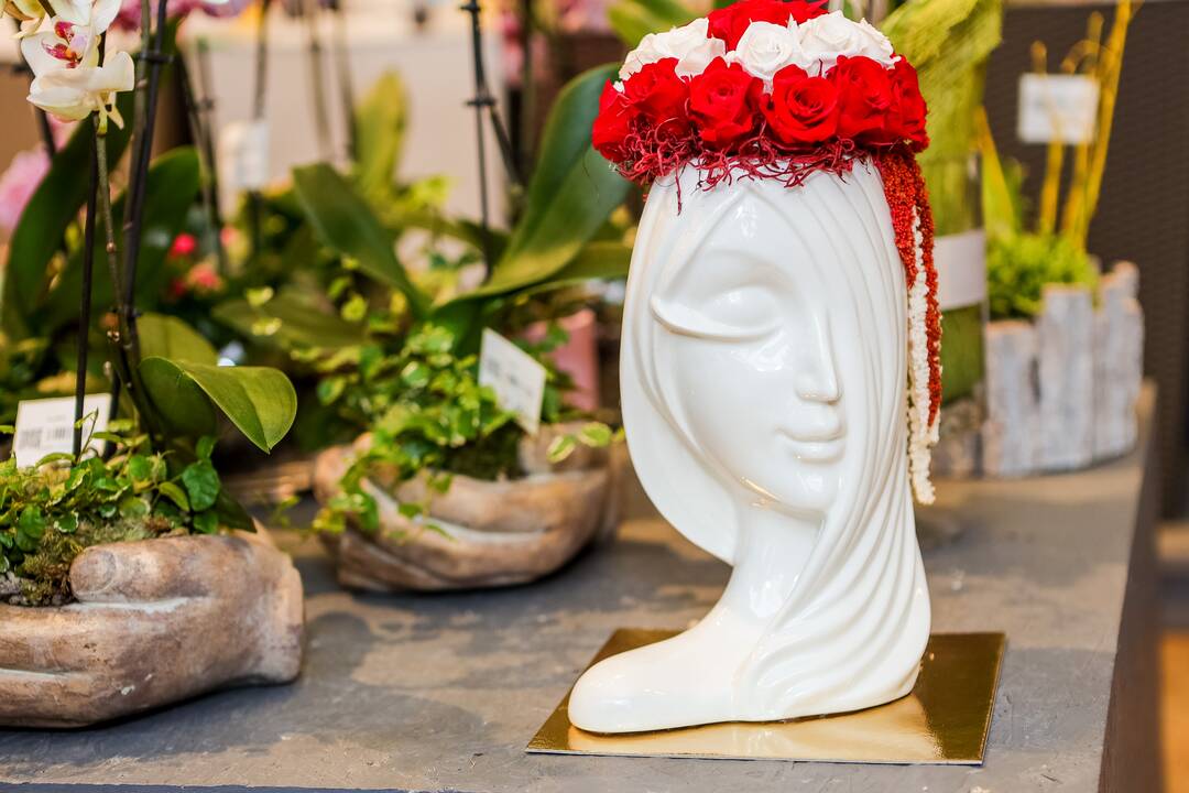 „Lietuviai mėgsta orchidėjas. Šios egzotiškos nuostabaus grožio gėlės paprastai dovanojamos mylimiausiems žmonėms“, – sako salono „Tarp gėlių“ komercijos vadovas A. Gaidys. 