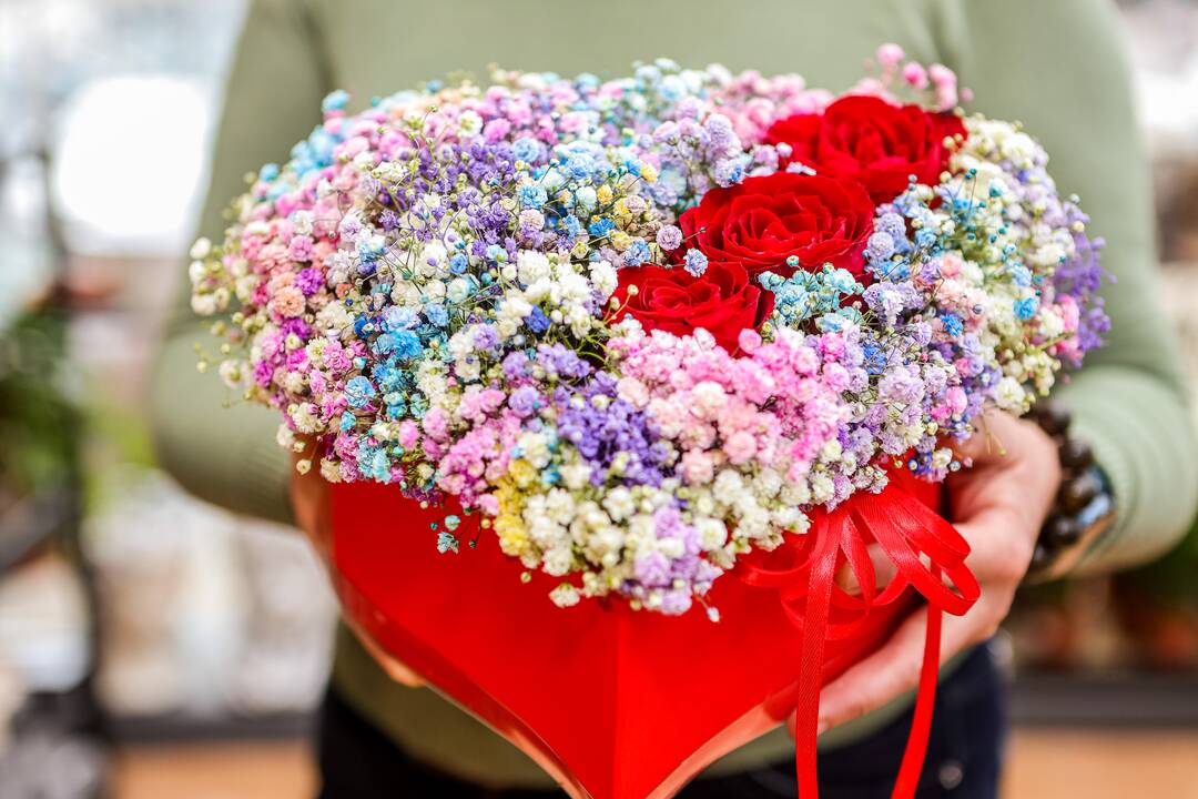 „Lietuviai mėgsta orchidėjas. Šios egzotiškos nuostabaus grožio gėlės paprastai dovanojamos mylimiausiems žmonėms“, – sako salono „Tarp gėlių“ komercijos vadovas A. Gaidys. 