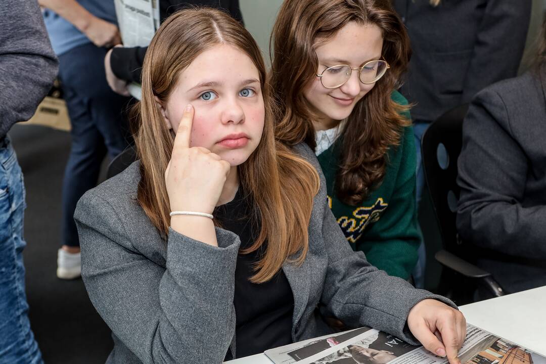 Vizitas: jaunieji žurnalistai įdėmiai nagrinėjo „Kauno dieną“ ir drąsiai dalijosi savo įžvalgomis ir patarimais, kaip būtų galima patobulinti laikraštį.