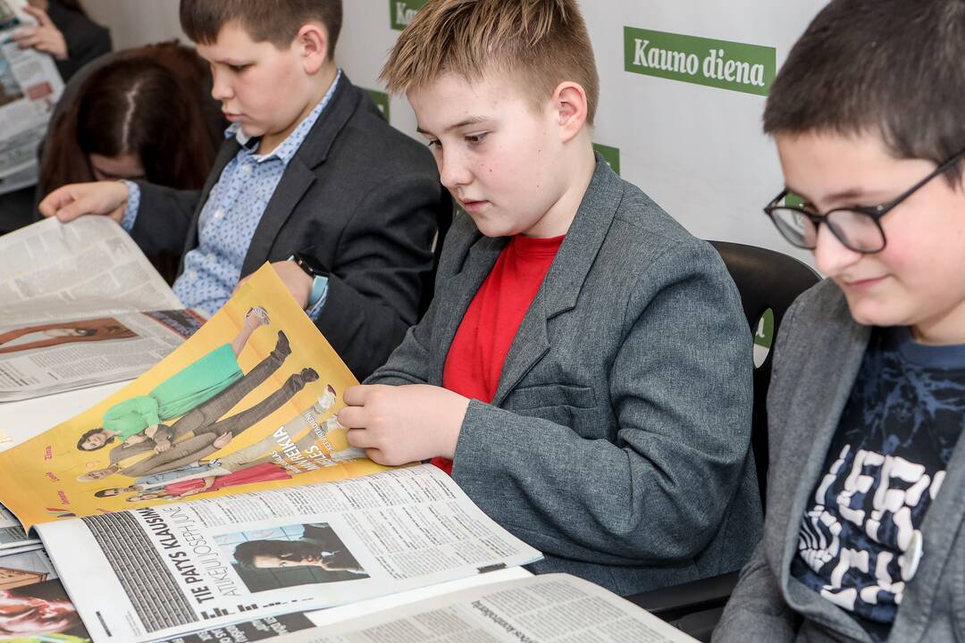 Vizitas: jaunieji žurnalistai įdėmiai nagrinėjo „Kauno dieną“ ir drąsiai dalijosi savo įžvalgomis ir patarimais, kaip būtų galima patobulinti laikraštį.