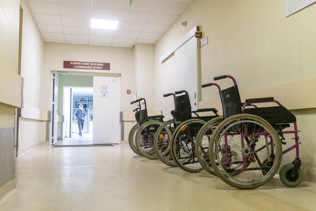 Vietos: medikai sako, kad krintant nukenčia rankos, keliai, veido sritis.