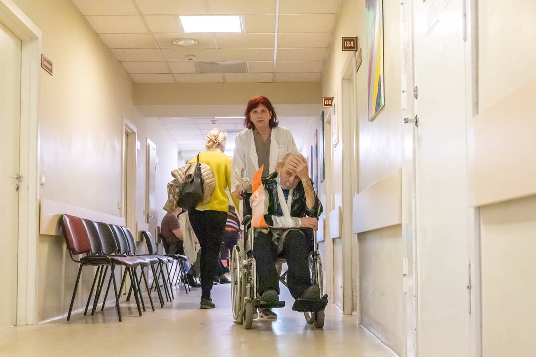 Vietos: medikai sako, kad krintant nukenčia rankos, keliai, veido sritis.
