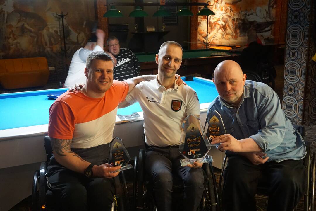 Prizininkai: „Pool-8“ disciplinoje Lietuvos neįgaliųjų biliardo čempionate laurus nuskynė Edgaras Čaplinskas iš Vilniaus (pirmas kairėje), klaipėdietis M. Suchanovas ir kaunietis Ramūnas Radzevičius.