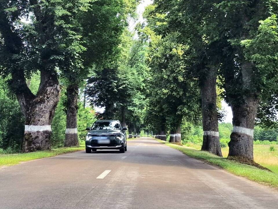Misija: D. Jakas (kairėje) ir V. Milius elektromobiliu antrą kartą apvažiavo Lietuvą.
