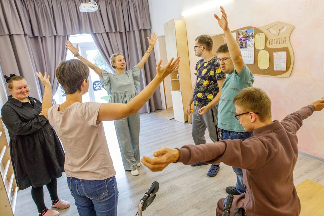 Filosofija: Socialinės terapijos namuose į protinę negalią turinčius suaugusiuosius nežiūrima kaip į paslaugų gavėjus – bendravimas grįstas abipusiais mainais.
