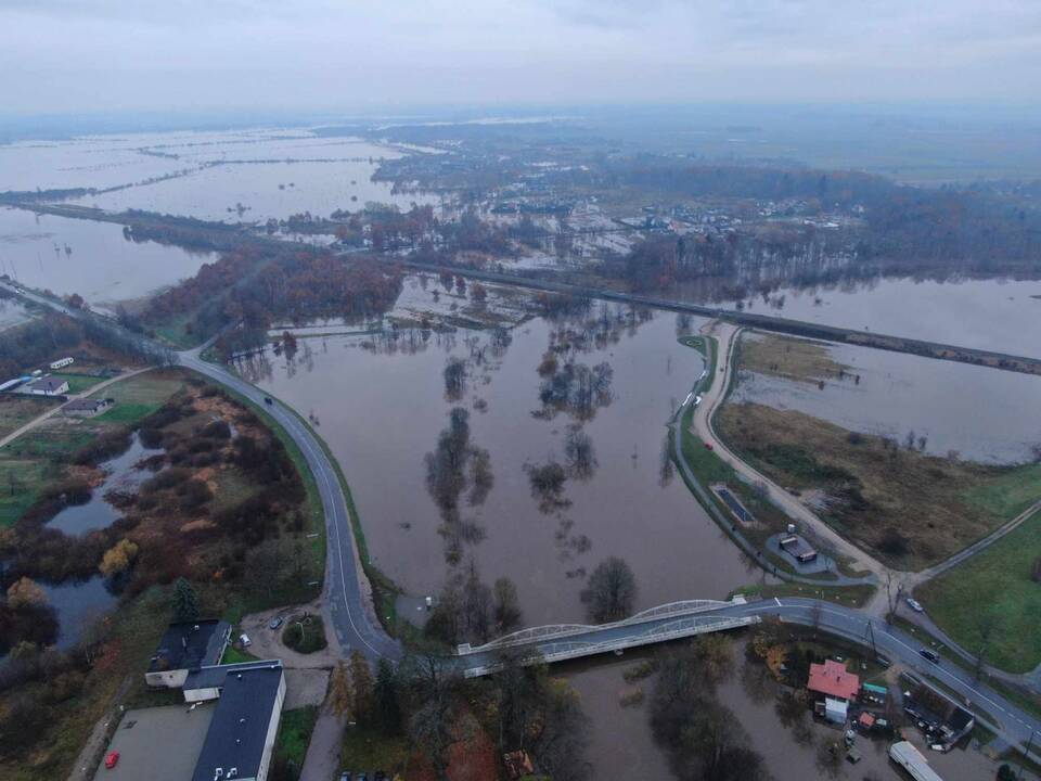 Plaukė: šaulių pagalbos prašyta dėl apsemtų trijų žirgų. Juos teko vaduoti plaukte ir pėsčiomis įveikus puskilometrį apsemtos pievos.