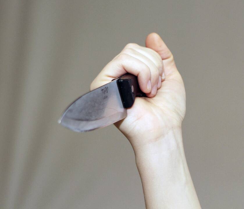 Prienuose neblaivi moteris peiliu sužalojo vyrą