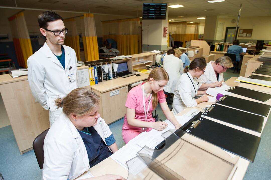 Konkurentai: galimybės dirbti gydytojo darbą po šešerių metų studijų – labai ribotos, todėl daugelis po šių studijų stoja į rezidentūrą, taip susidaro konkurencija.