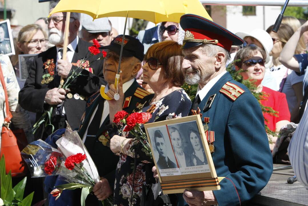 Skirtumas: reikia atskirti karo aukų kapus, nes esame civilizuoti ir nekovojame su mirusiaisiais, kad ir kas jie buvo. Bet ar reikia, kad ant jų amžinojo poilsio vietų stovėtų paminklai su aiškiais totalitarinės valstybės ženklais?