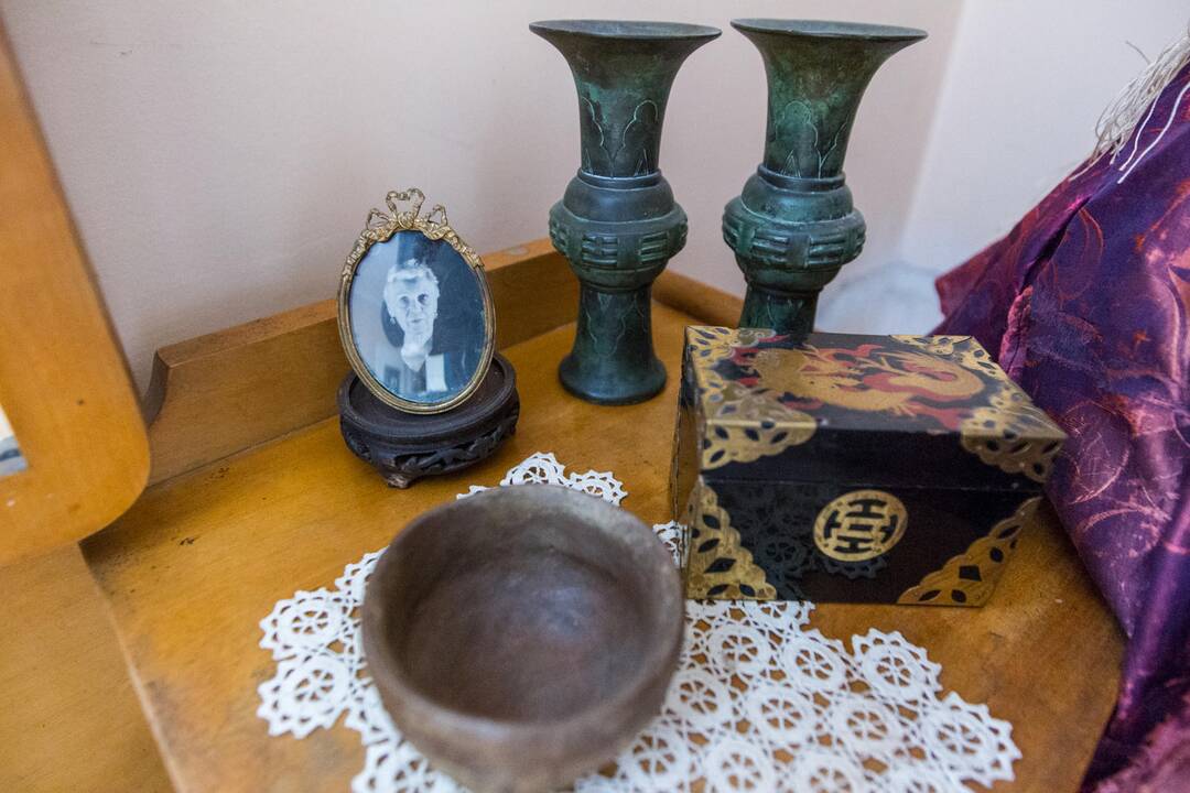 D. Bieliūnaitė (dešinėje), kaip ir L. Truikys, ekskursantus kviečia sėstis ant grindų, juos gaubia ir smilkalų aromatas
