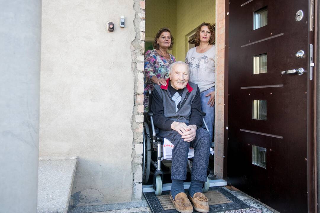 V.Šileika džiaugiasi, kad darbo dienomis jį aplanko socialinio darbuotojo padėjėjos L.Kazlauskienė ir B.Griešiuvienė.