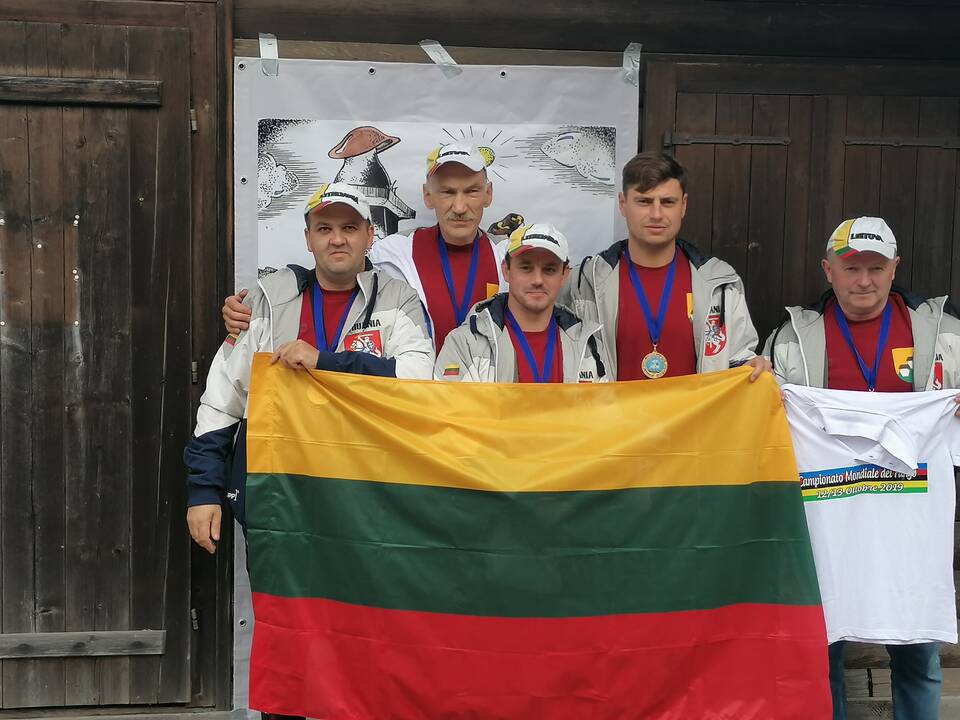 Grybavimo entuziastai Dalia ir Vytautas tokios baravykais derlingos rugsėjo pradžios sakosi dar nepamenantys.