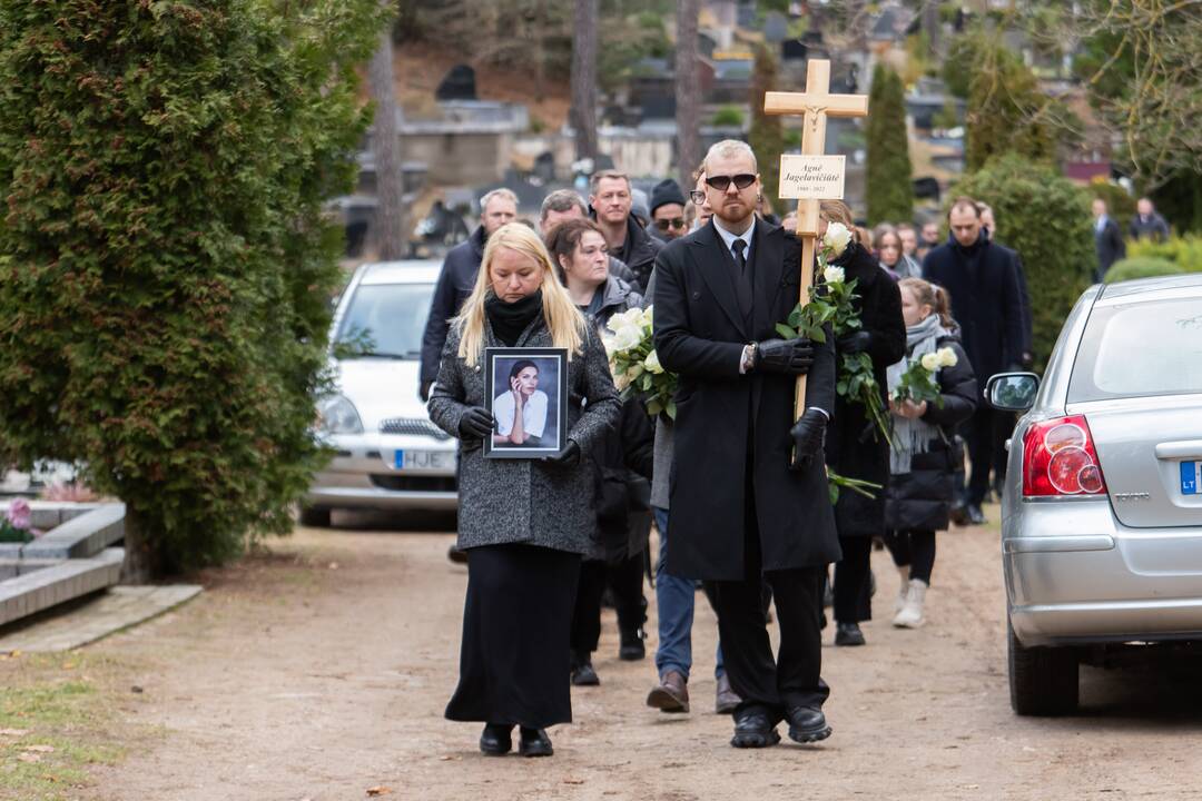 A. Jagelavičiūtės laidotuvės Karmėlavos kapinėse
