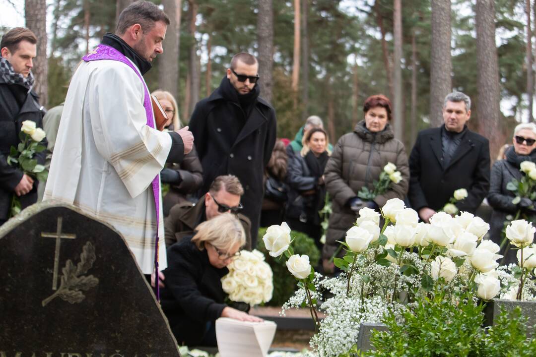A. Jagelavičiūtės laidotuvės Karmėlavos kapinėse