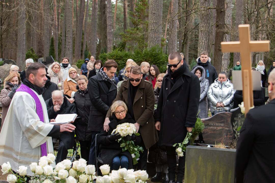 A. Jagelavičiūtės laidotuvės Karmėlavos kapinėse