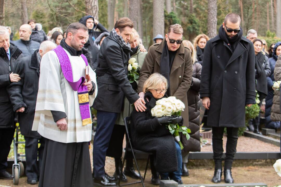 A. Jagelavičiūtės laidotuvės Karmėlavos kapinėse