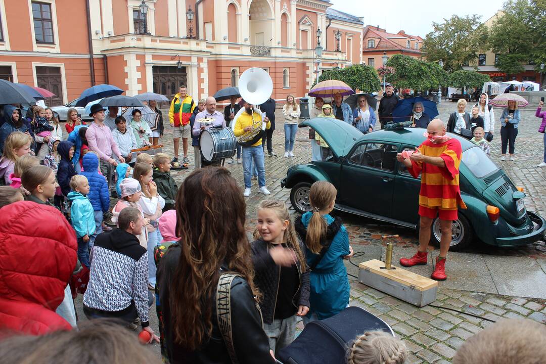 Klaipėdos gatvėje – spalvingas spektaklis