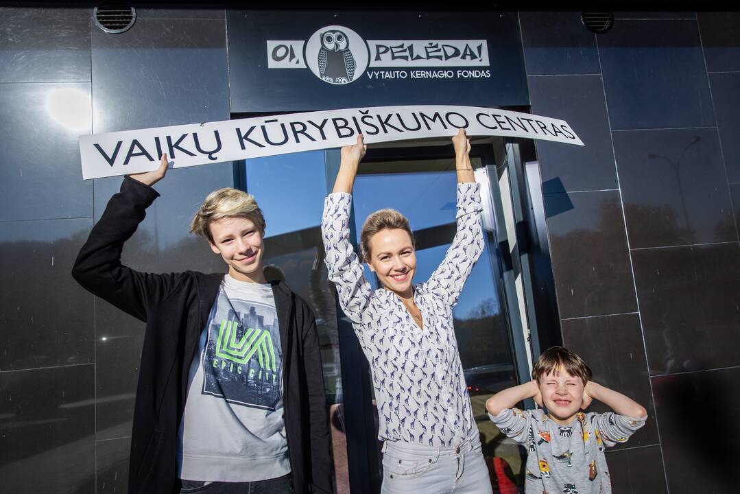 Vytautas Kernagis su žmona Rima ir vaikais