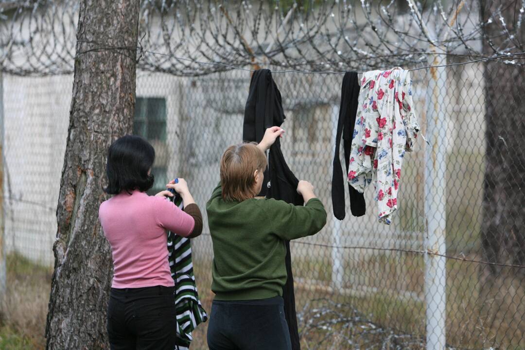 Vyriausybė siūlo trumpinti teisę gyventi nemokamai laikiną apsaugą turintiems imigrantams