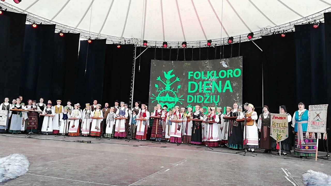 Simboliška: septyniolika metų gyvenęs Karaliaučiaus srityje, dabar S.Šamborskis nuo Rambyno kalno žvelgia į Ragainę (Sovetską), iš kur lietuviai negali ištrūkti.