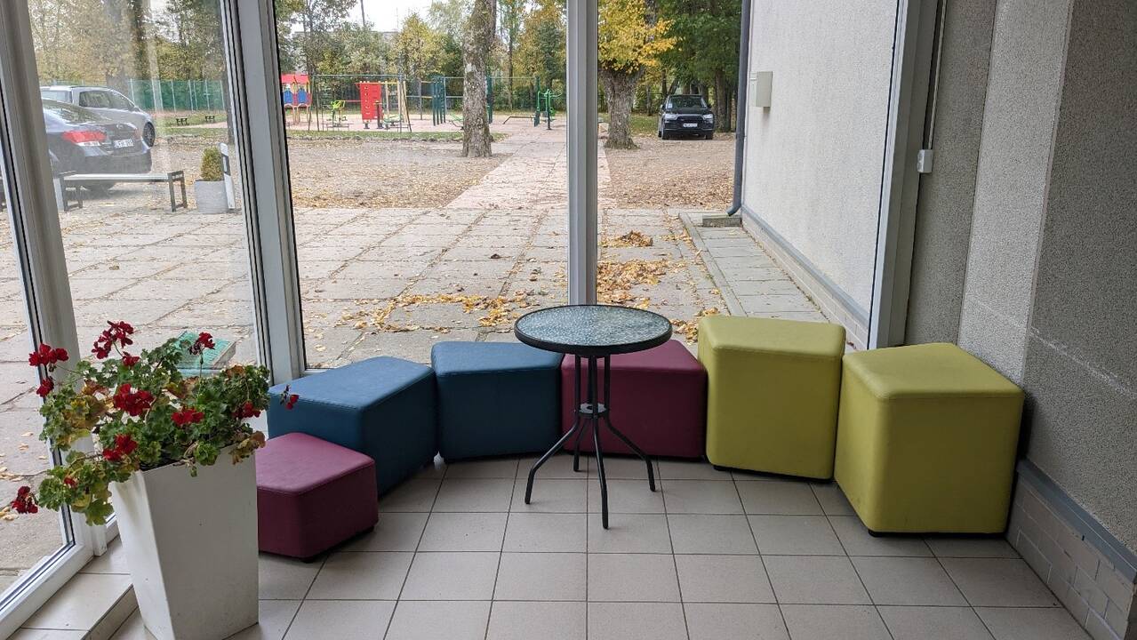 Savivaldybės vadovai dėkoja mokiniams už sėkmingai įgyvendintus projektus. Nuotraukoje (iš kairės į dešinę) Klaipėdos rajono meras Bronius Markauskas, Endriejavo pagr. mokyklos direktorė Vilma Ugintienė ir mero pavaduotoja Violeta Riaukienė.