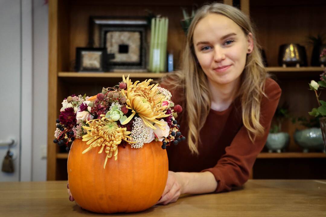 Kompozicija: floristė G.Lendraitytė tikina, kad smagiausia kūrybinio proceso dalis – komponuoti gėles į neįprastą vazą.