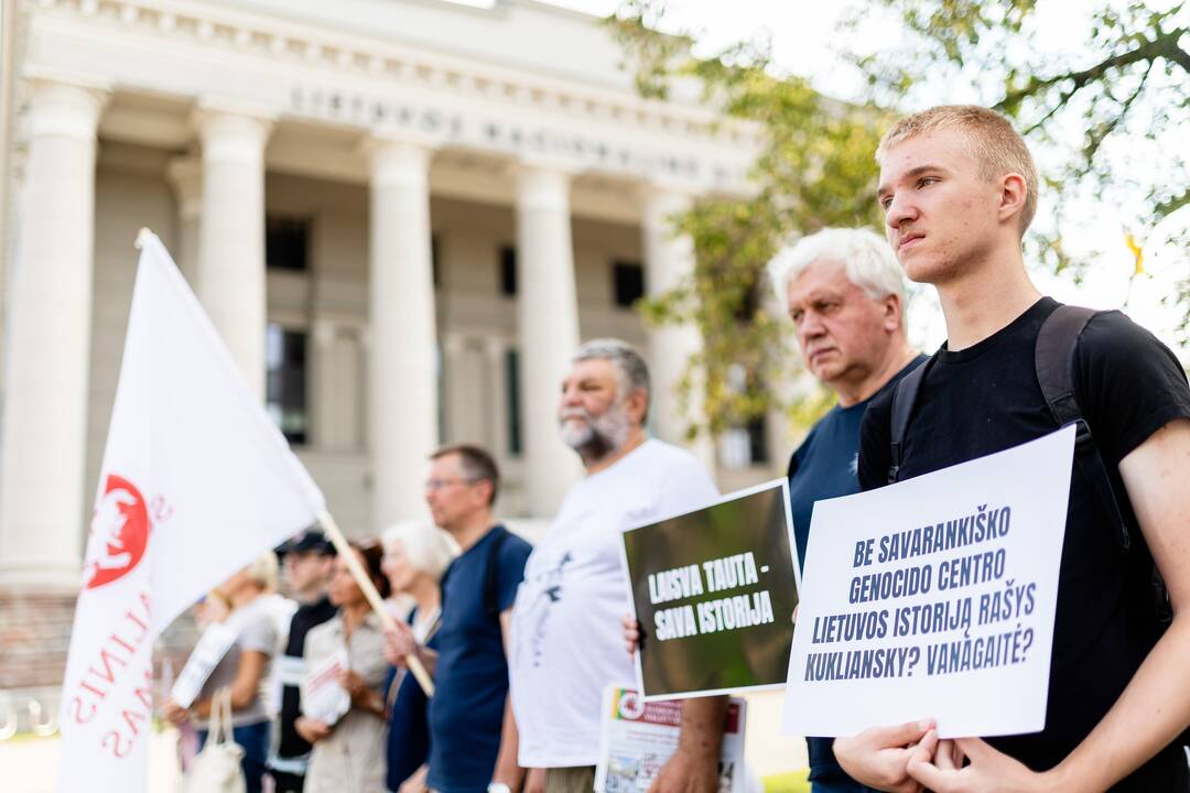 Protestas dėl Lietuvos gyventojų genocido ir rezistencijos tyrimų centro reformos
