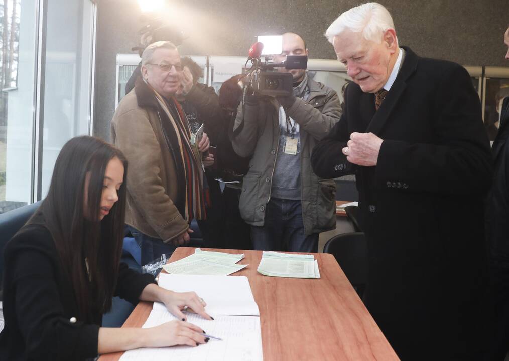Lietuviai balsuoja savivaldybių tarybų ir merų rinkimuose