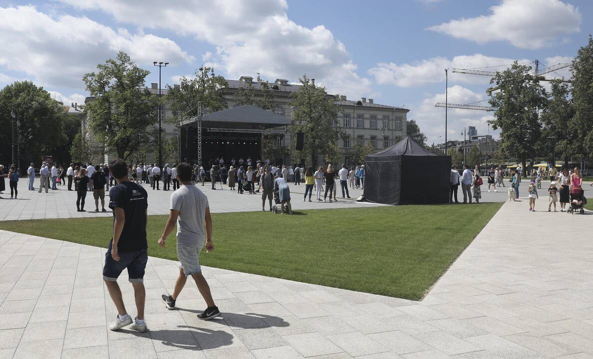 Lukiškių aikštėje – atsinaujinusios erdvės atidarymo šventė