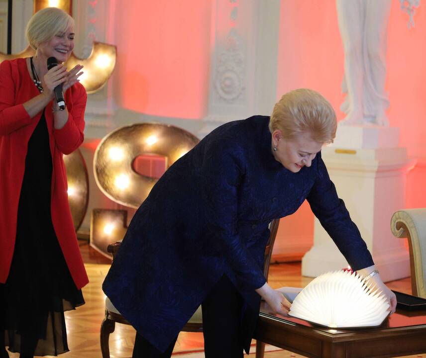 Prezidentė įžiebė pirmąją šalies Kalėdų eglę