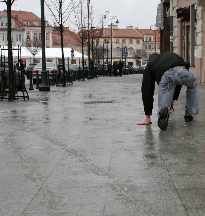 Traumatologas pataria, kaip elgtis paslydus ir susižalojus